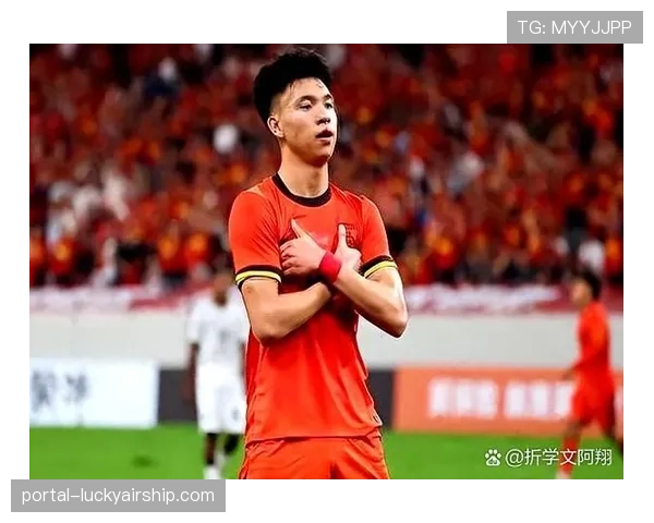 特写：老将罗伊斯替补登场，威斯特法伦响起经久不衰的掌声